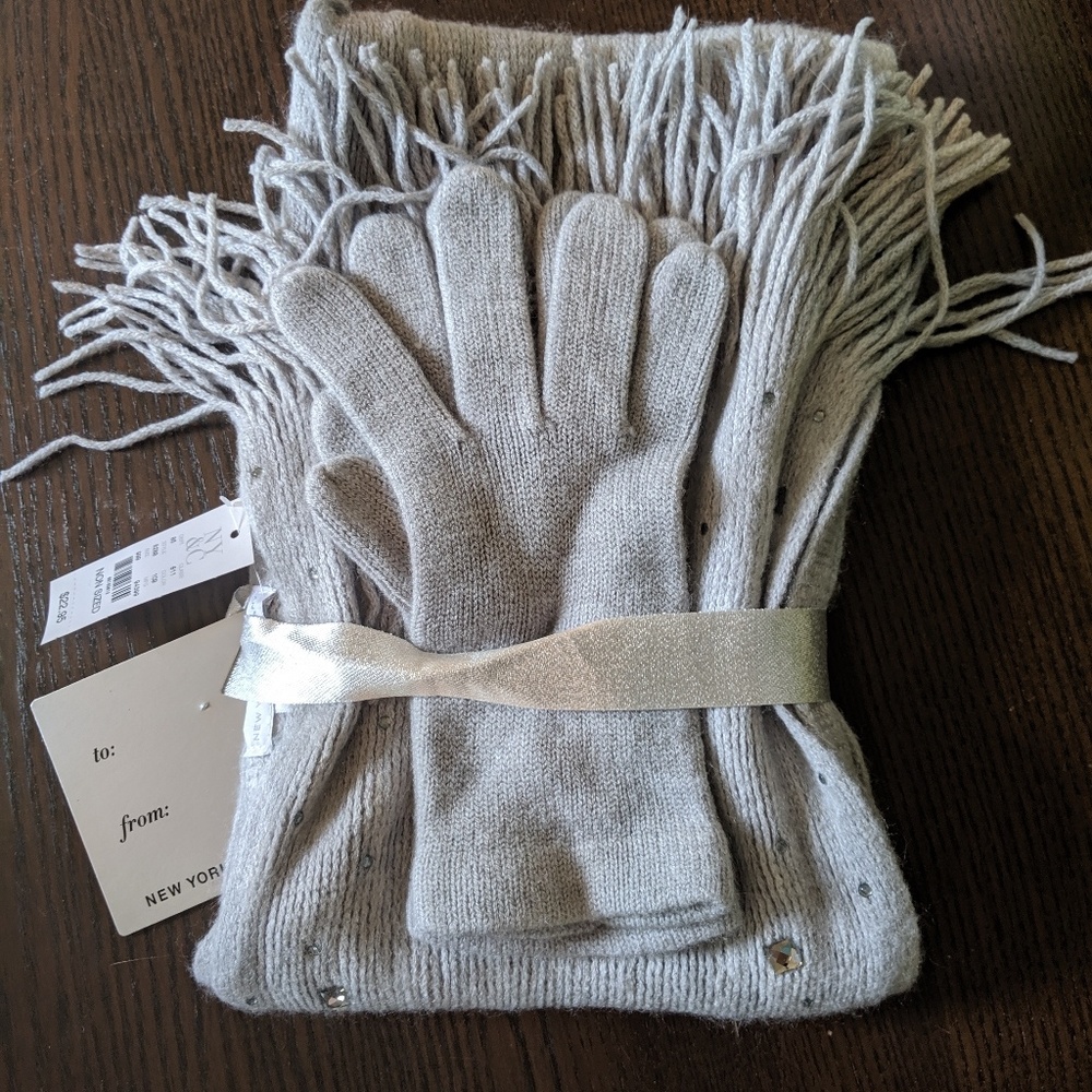 NWT New York and Co Soft Gray Glove and Scarf Set
